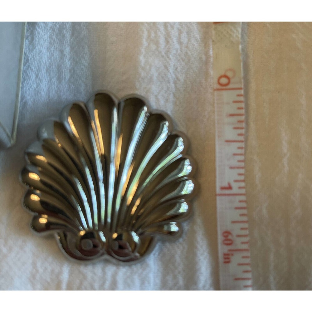 Avon Vintage 1991-Silver color Tailored Scallops. Large Size. - Picture 4 of 5